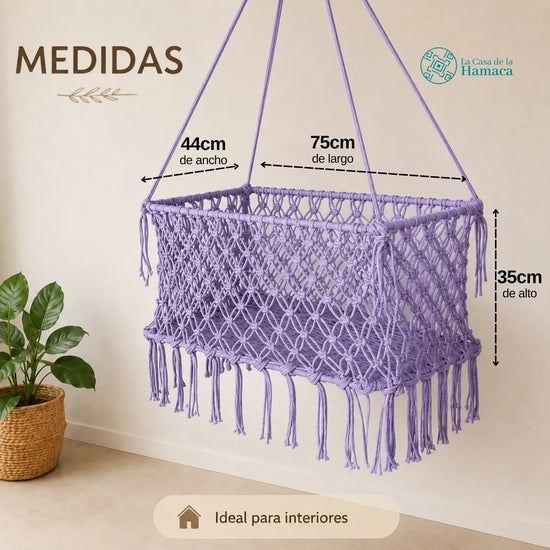 Medidas de cuna colgante artesanal para bebé morada instalada en una habitación