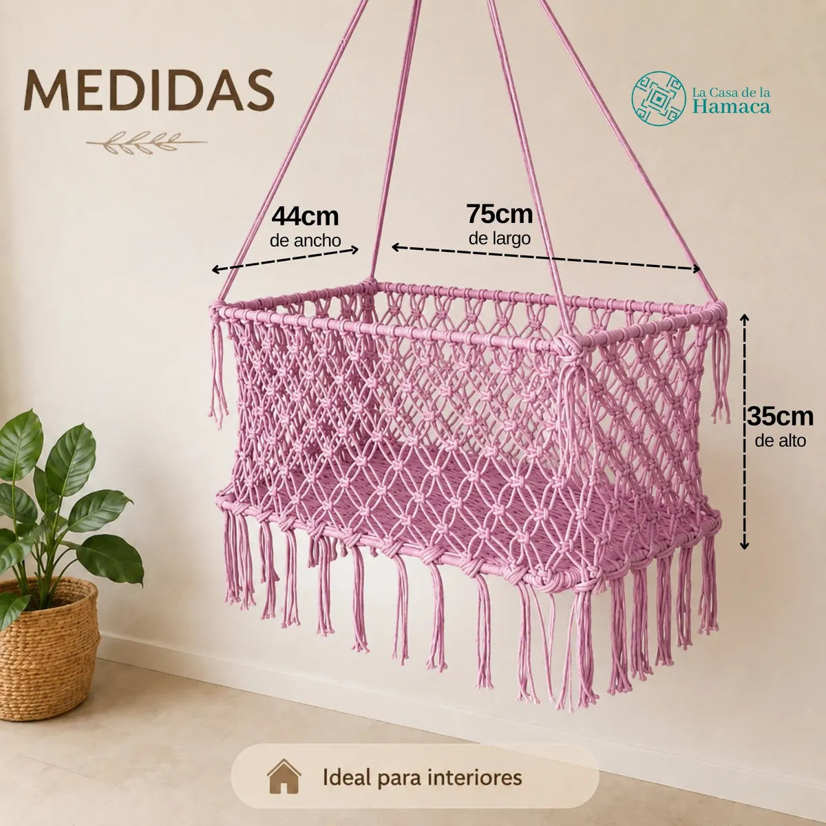 Medidas de cuna colgante artesanal para bebé rosa instalada en una habitación