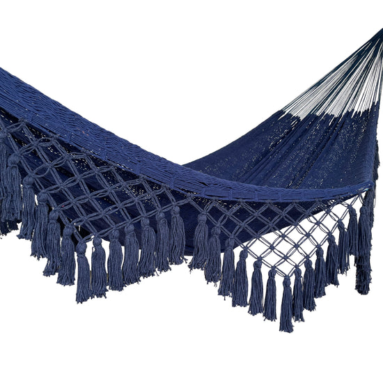 Vista lateral de hamaca yucateca de algodón azul con detalles de macramé anudado y flecos decorativos a lo largo del borde.