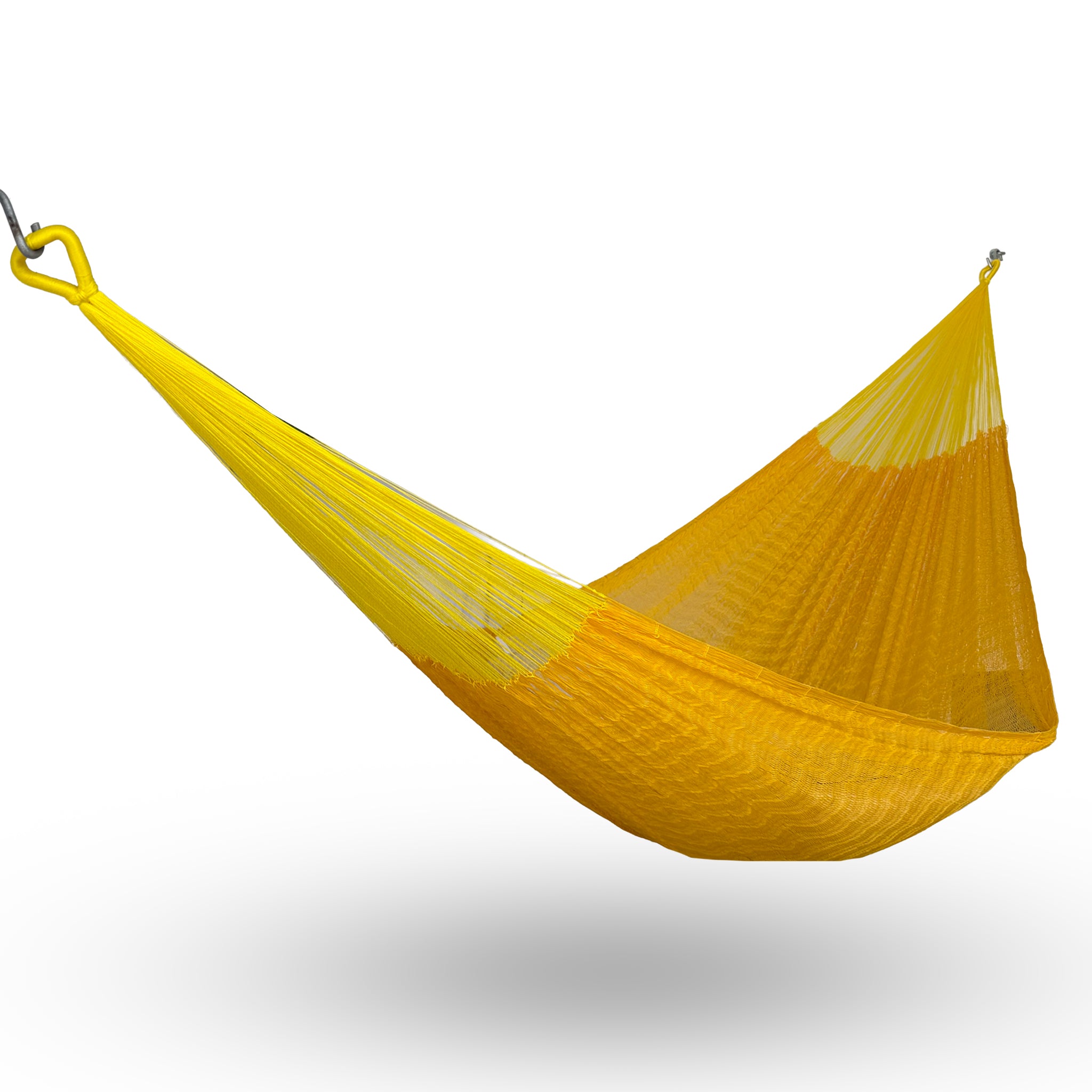 Hamaca artesanal Yucateca de nylon color amarillo colgada y abierta