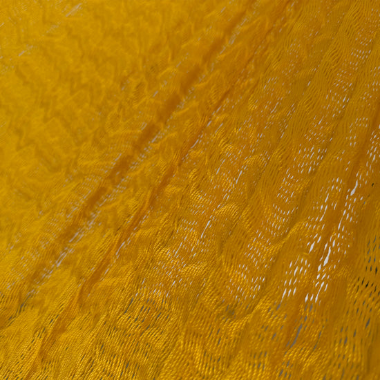 Detalle del tejido de nylon de la hamaca artesanal Yucateca amarilla