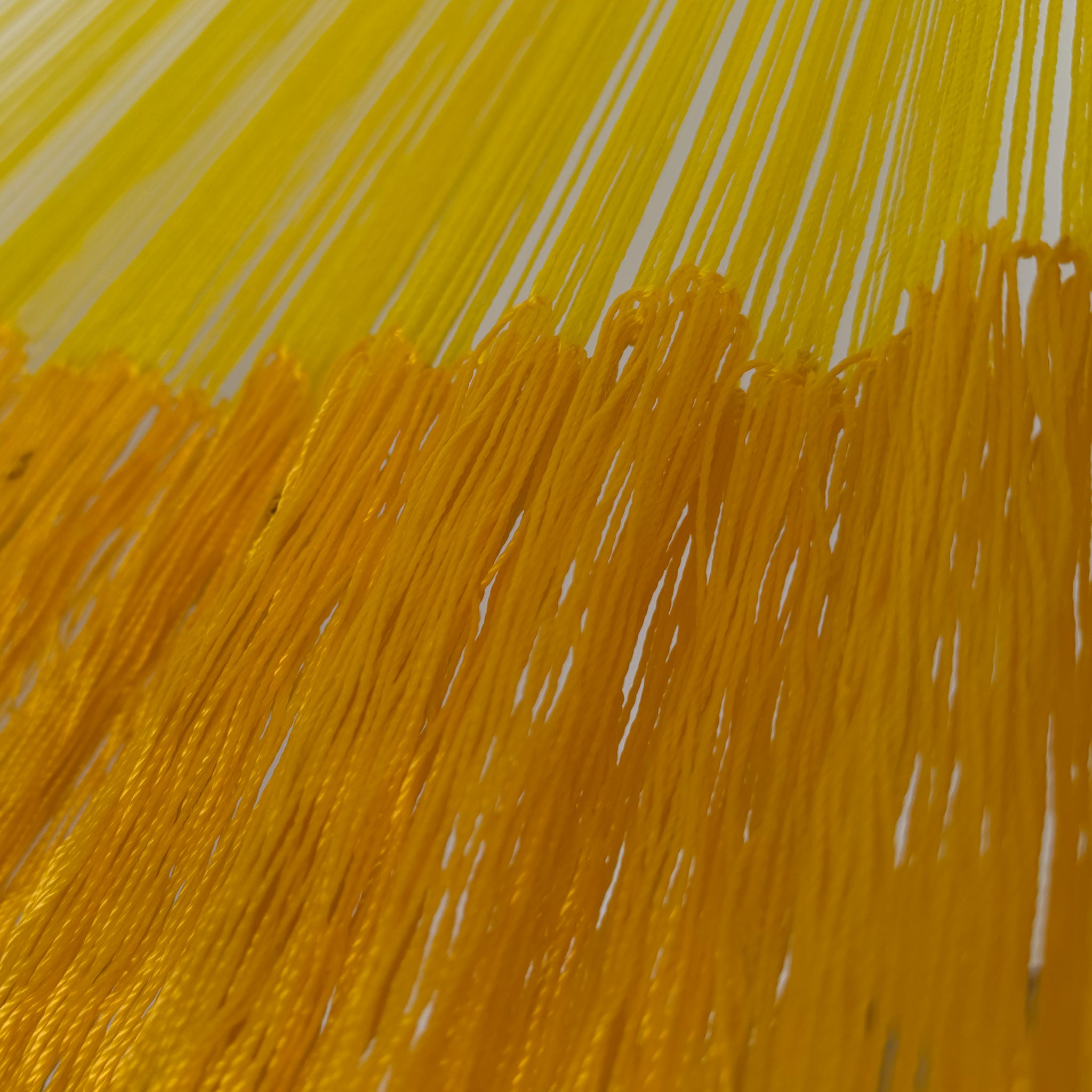 Unión entre cuerpo y brazo de hamaca artesanal Yucateca de nylon color amarillo