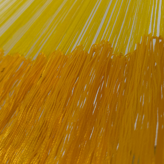 Unión entre cuerpo y brazo de hamaca artesanal Yucateca de nylon color amarillo