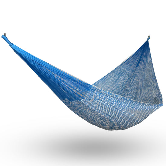 Hamaca artesanal Yucateca de nylon color azul y blanco colgada y abierta