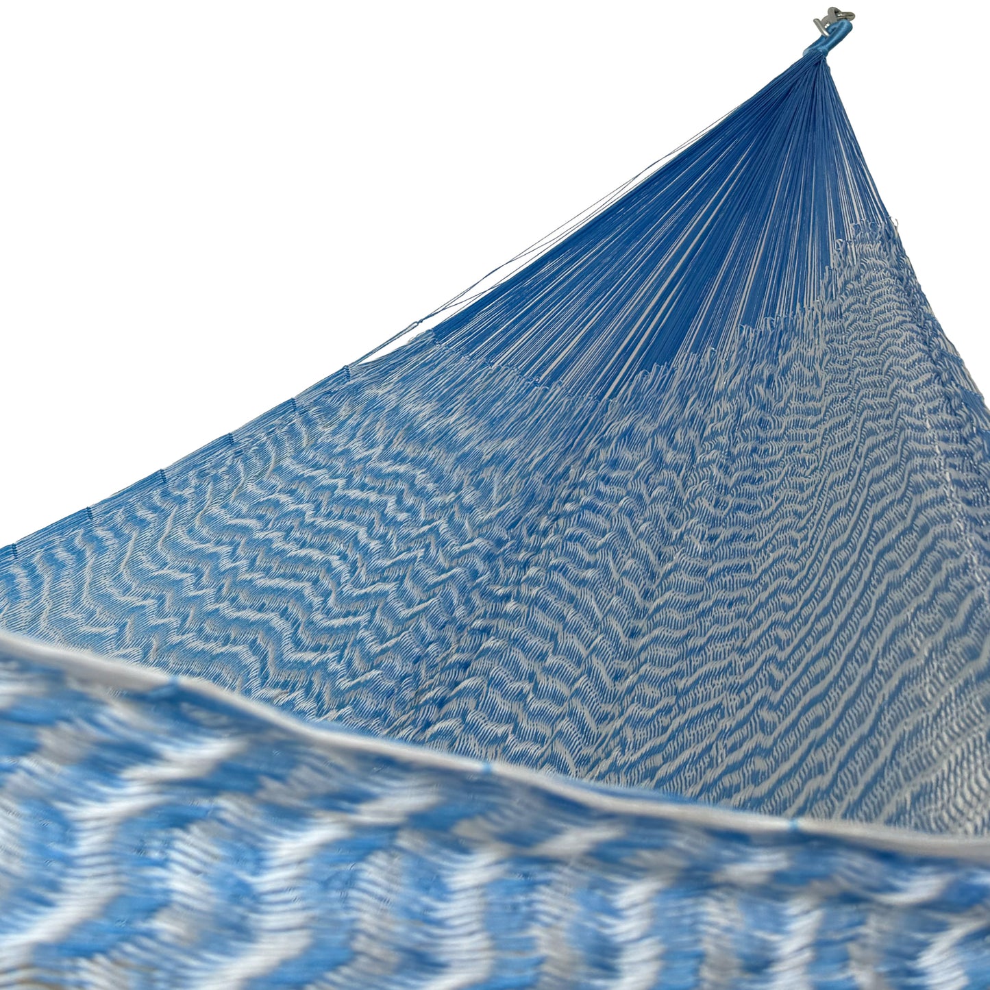 Interior mostrando brazo y tejido de hamaca artesanal Yucateca de nylon color azul y blanco
