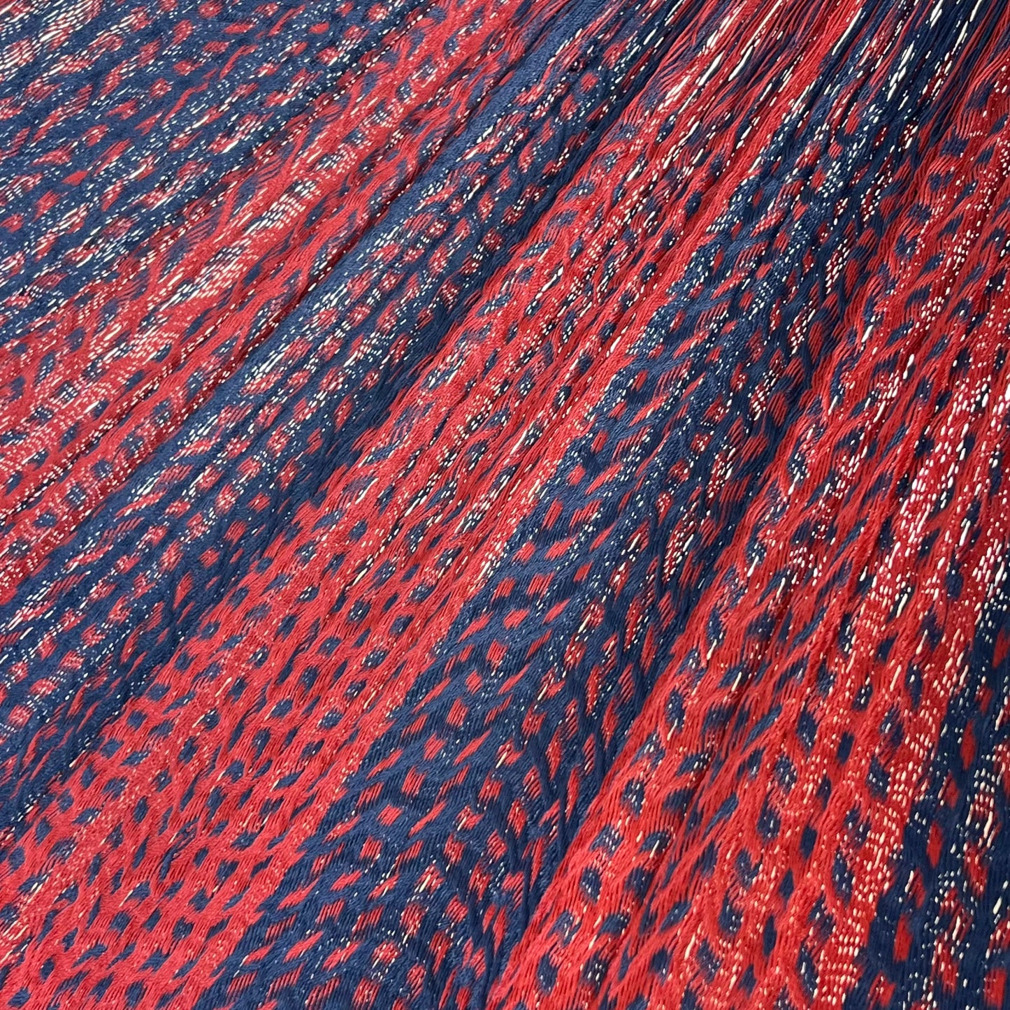 Detalle del tejido de nylon de la hamaca artesanal Yucateca azul y rojo