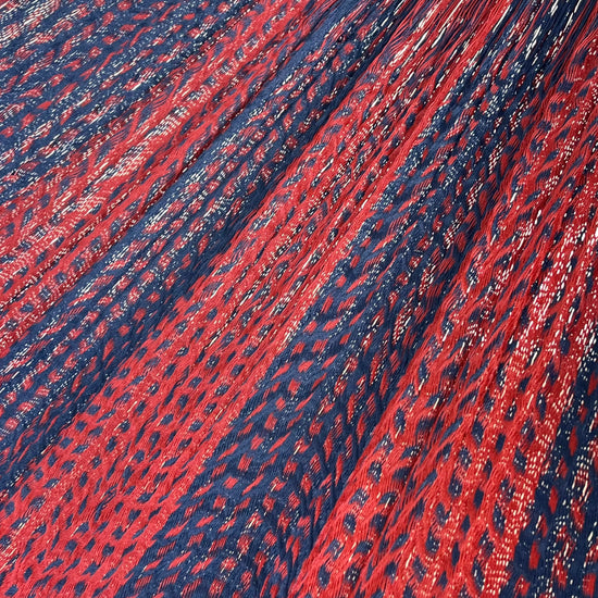 Detalle del tejido de nylon de la hamaca artesanal Yucateca azul y rojo