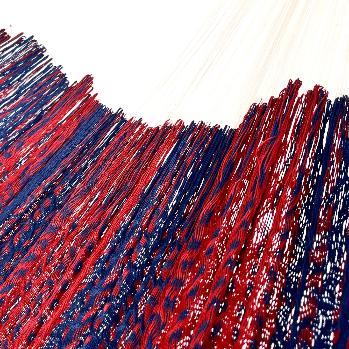 Unión entre cuerpo y brazo de hamaca artesanal Yucateca de nylon color azul y rojo
