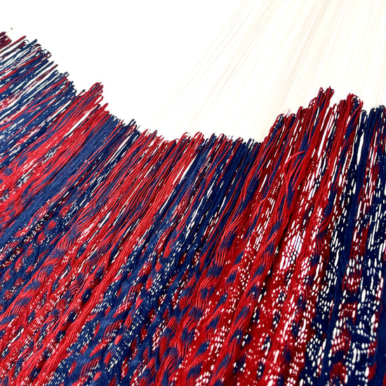 Unión entre cuerpo y brazo de hamaca artesanal Yucateca de nylon color azul y rojo