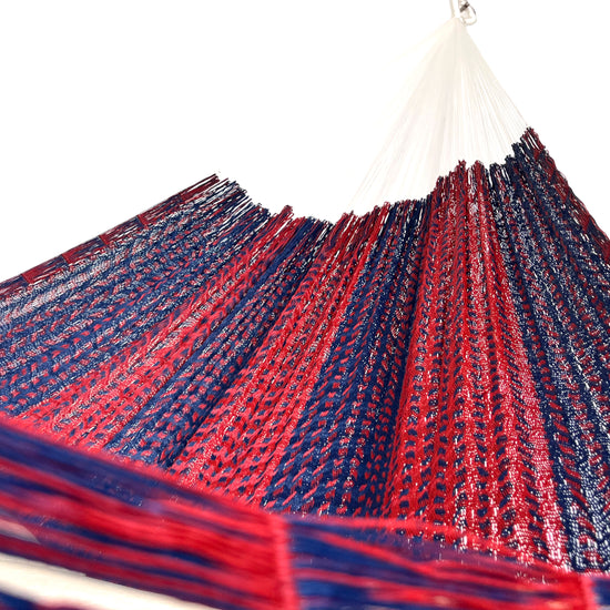 Interior mostrando brazo y tejido de hamaca artesanal Yucateca de nylon color azul y rojo