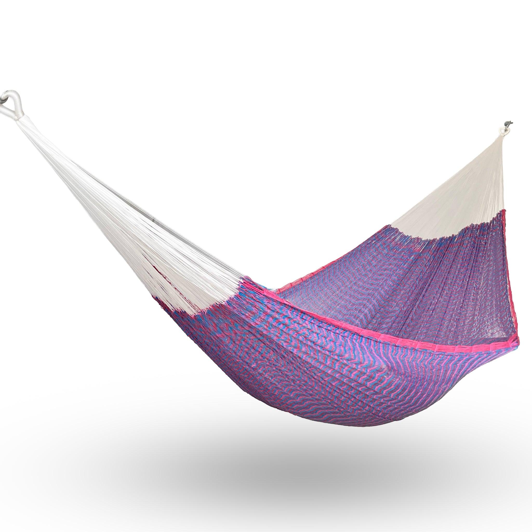 Hamaca artesanal Yucateca de nylon color azul y rosa colgada y abierta