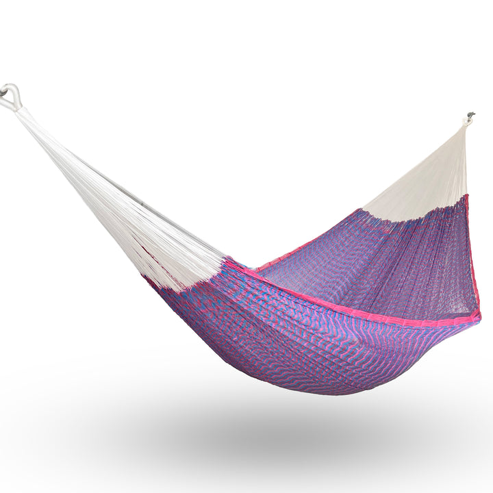Hamaca artesanal Yucateca de nylon color azul y rosa colgada y abierta