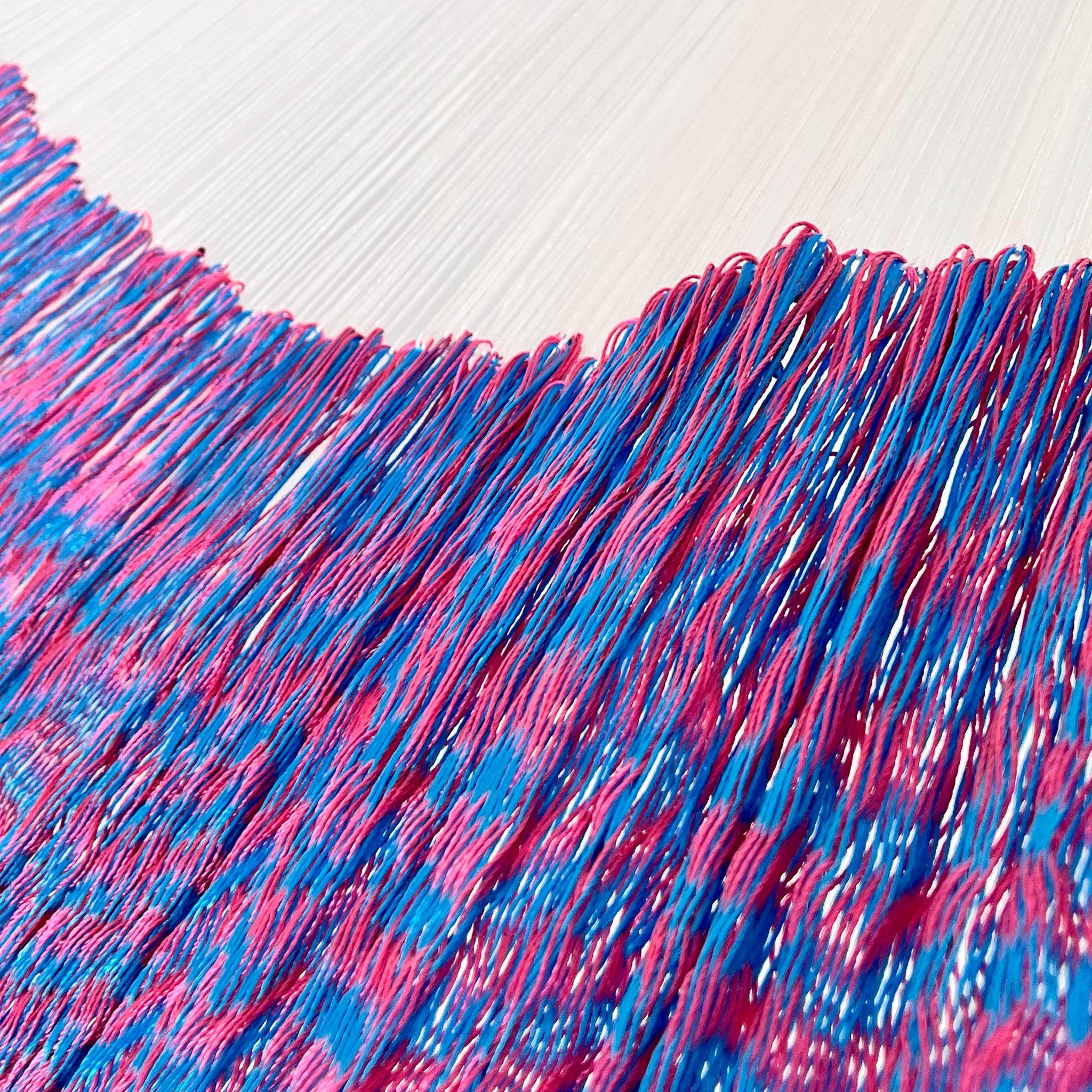 Unión entre cuerpo y brazo de hamaca artesanal Yucateca de nylon color azul y rosa