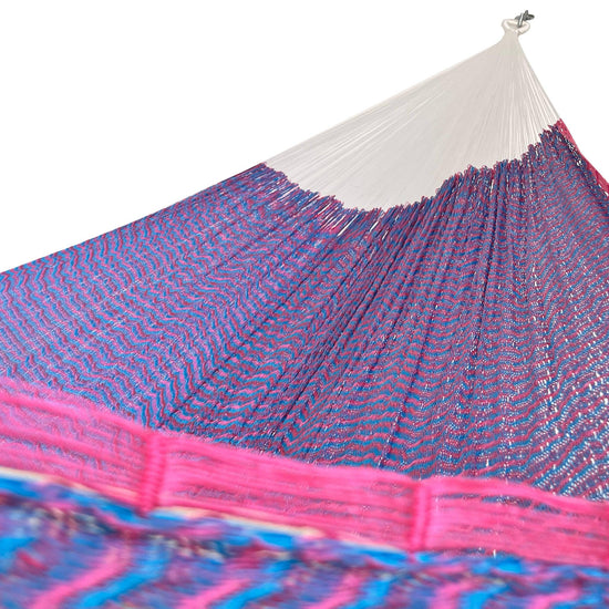 Interior mostrando brazo y tejido de hamaca artesanal Yucateca de nylon color azul y rosa