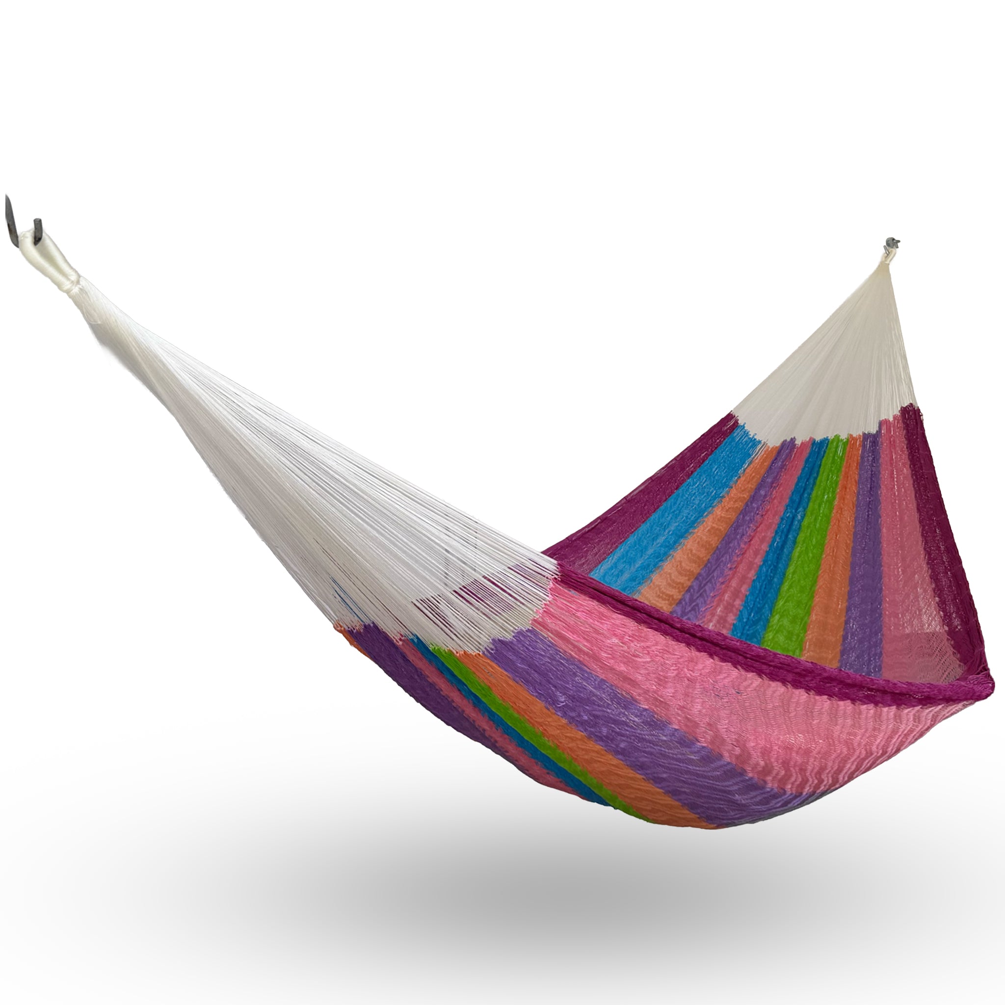 Hamaca artesanal Yucateca de nylon colorida colgada y abierta