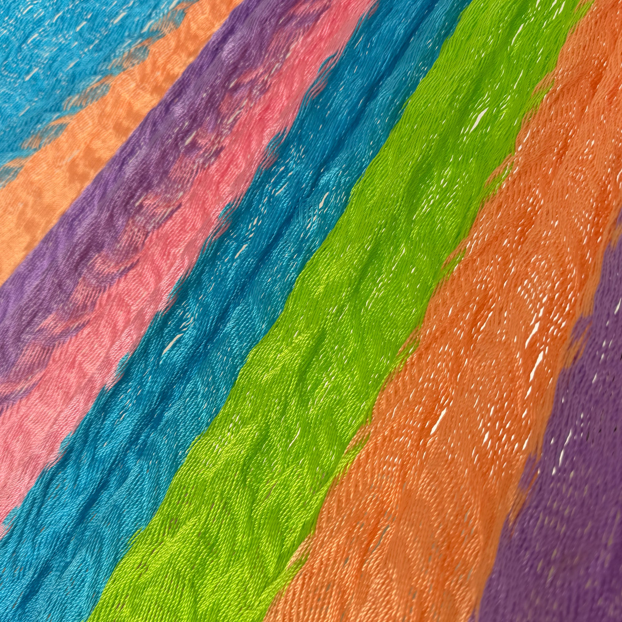 Detalle del tejido de nylon de la hamaca artesanal Yucateca colorida