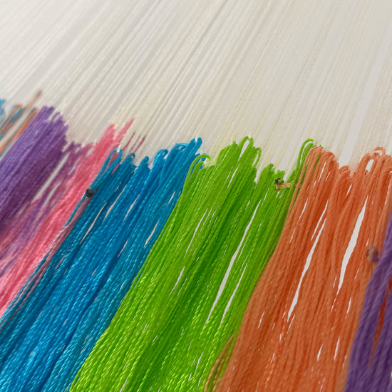Unión entre cuerpo y brazo de hamaca artesanal Yucateca de nylon colorida