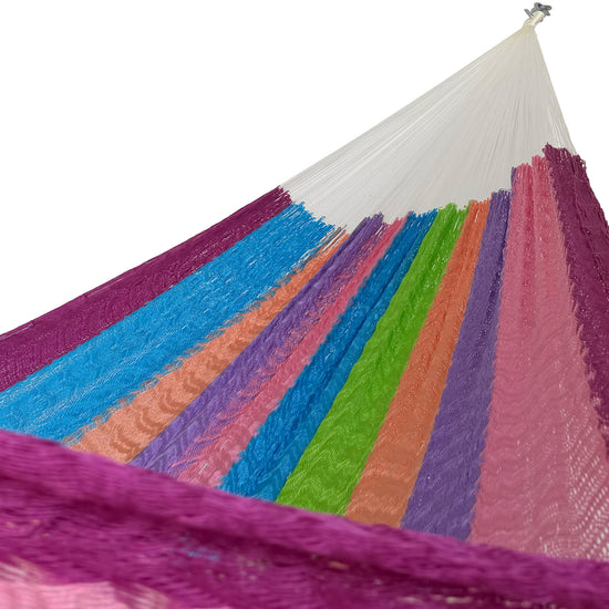 Interior mostrando brazo y tejido de hamaca artesanal Yucateca de nylon colorida