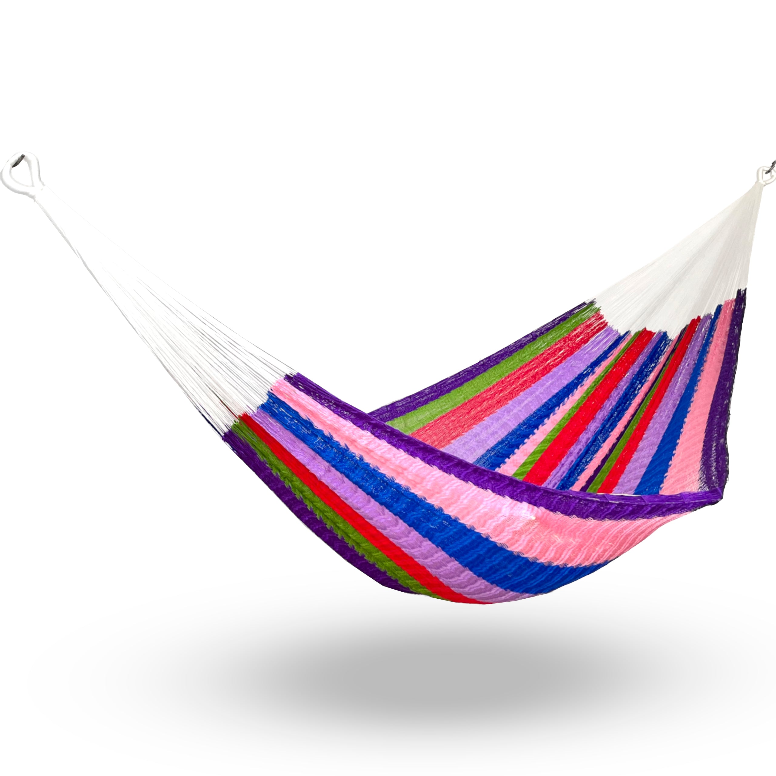 Hamaca artesanal Yucateca de nylon con combinación de colores colgada y abierta