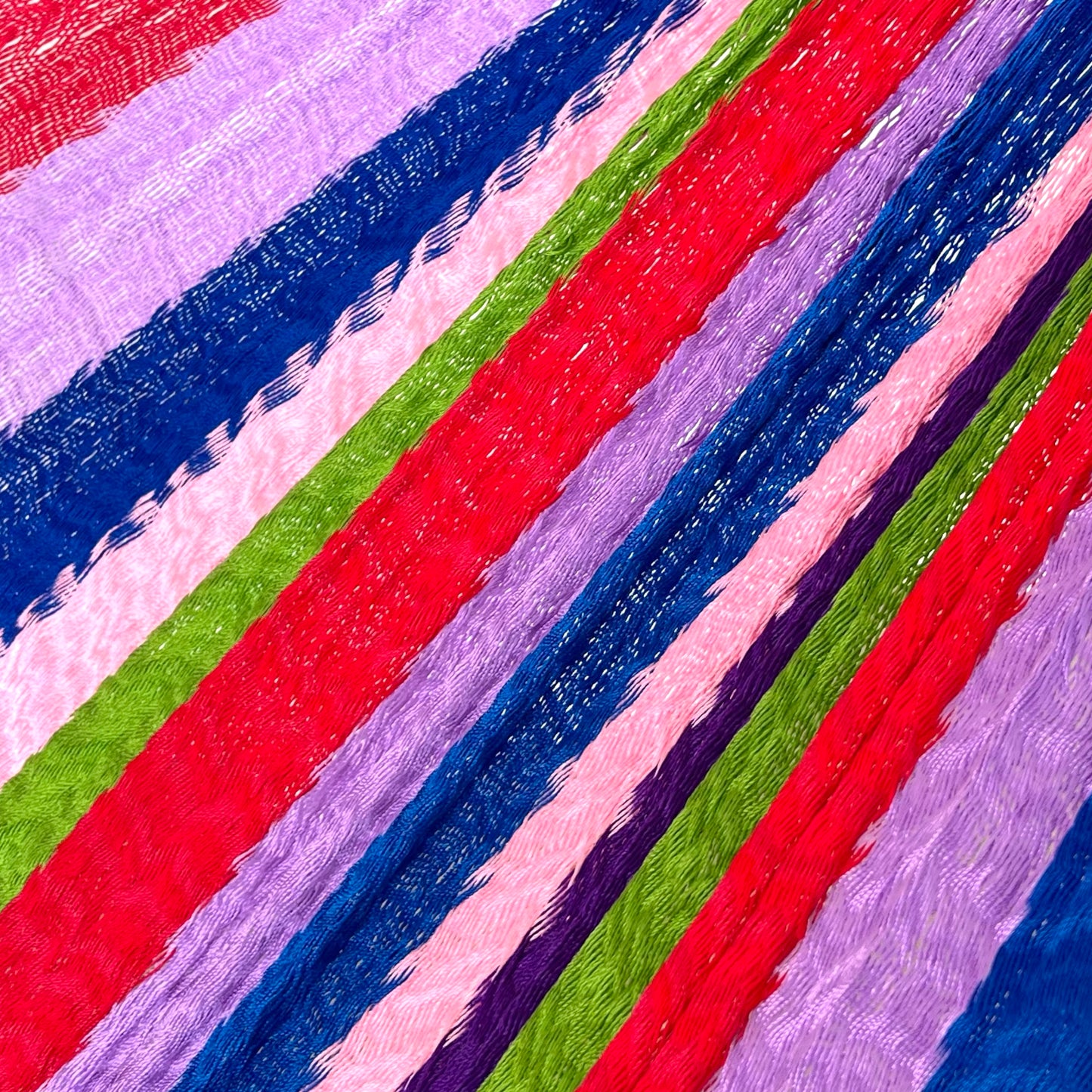 Detalle del tejido de nylon de la hamaca artesanal Yucateca con combinación de colores