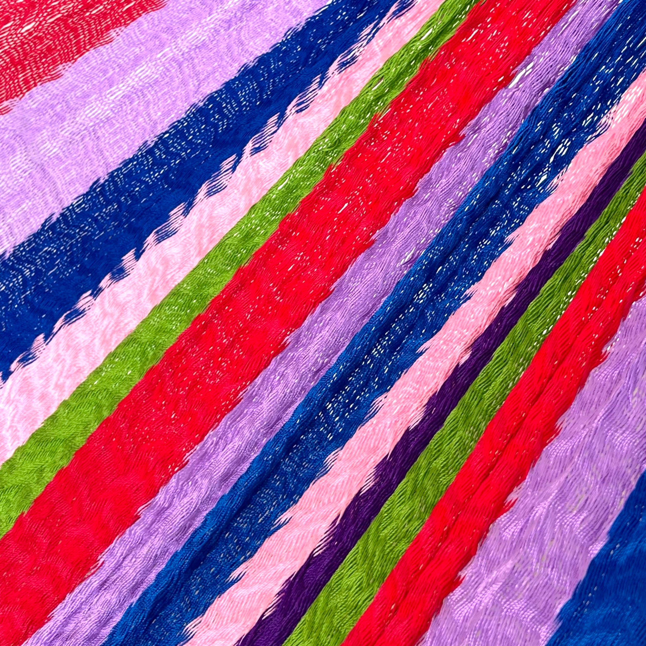 Detalle del tejido de nylon de la hamaca artesanal Yucateca con combinación de colores