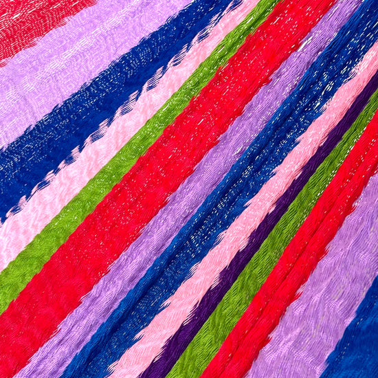 Detalle del tejido de nylon de la hamaca artesanal Yucateca con combinación de colores