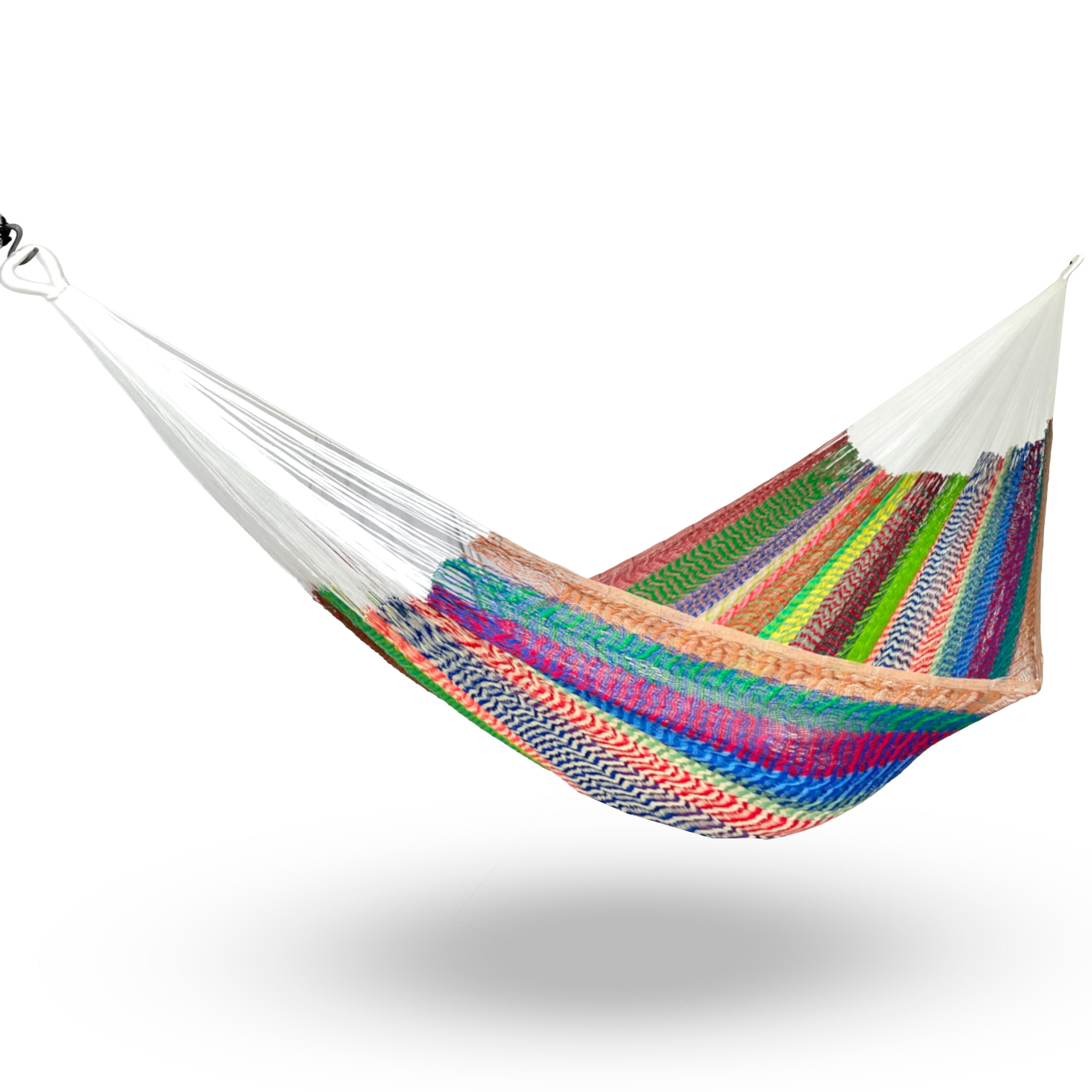 Hamaca artesanal Yucateca de nylon con mezcla de colores colgada y abierta