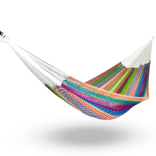 Hamaca artesanal Yucateca de nylon con mezcla de colores colgada y abierta