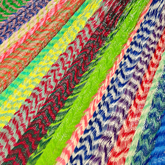 Detalle del tejido de nylon de la hamaca artesanal Yucateca con mezcla de colores