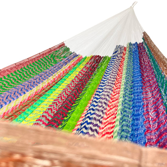 Interior mostrando brazo y tejido de hamaca artesanal Yucateca de nylon con mezcla de colores