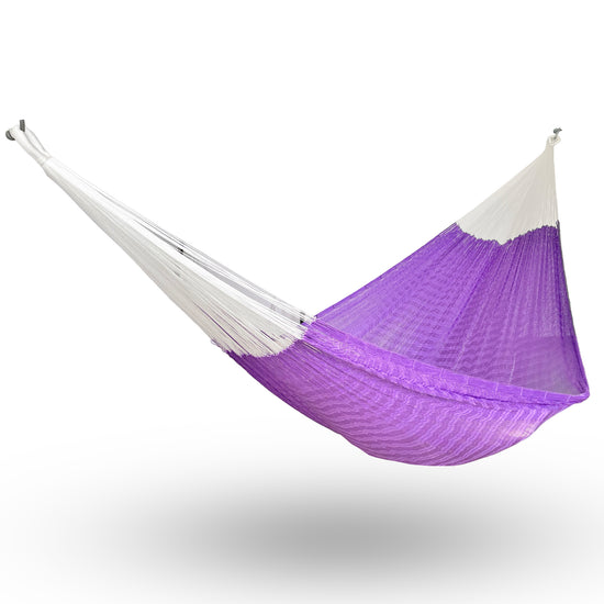 Hamaca artesanal Yucateca de nylon color morado colgada y abierta
