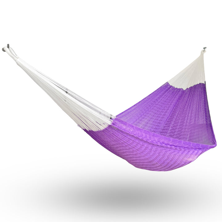 Hamaca artesanal Yucateca de nylon color morado colgada y abierta