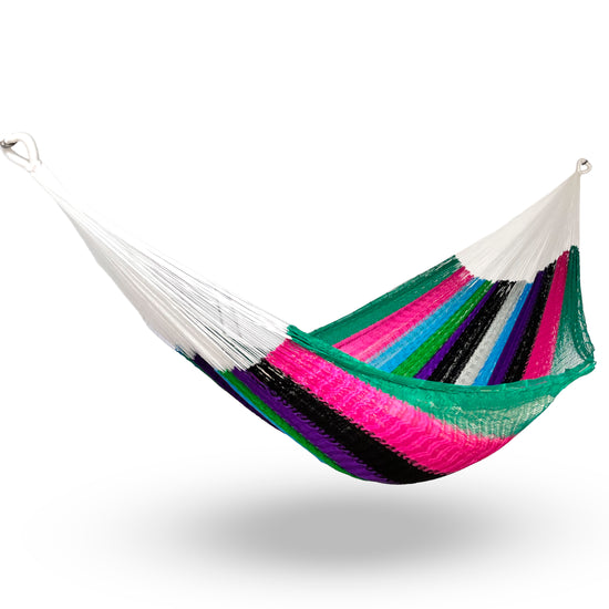 Hamaca artesanal Yucateca de nylon multicolor rayada colgada y abierta
