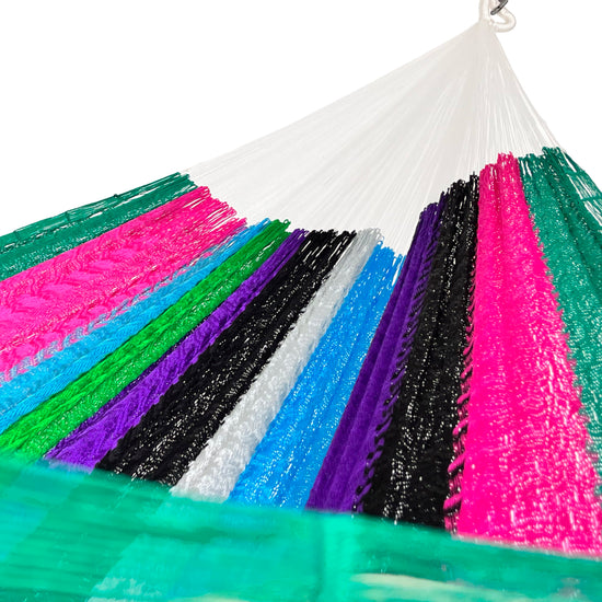 Interior mostrando brazo y tejido de hamaca artesanal Yucateca de nylon multicolor rayada