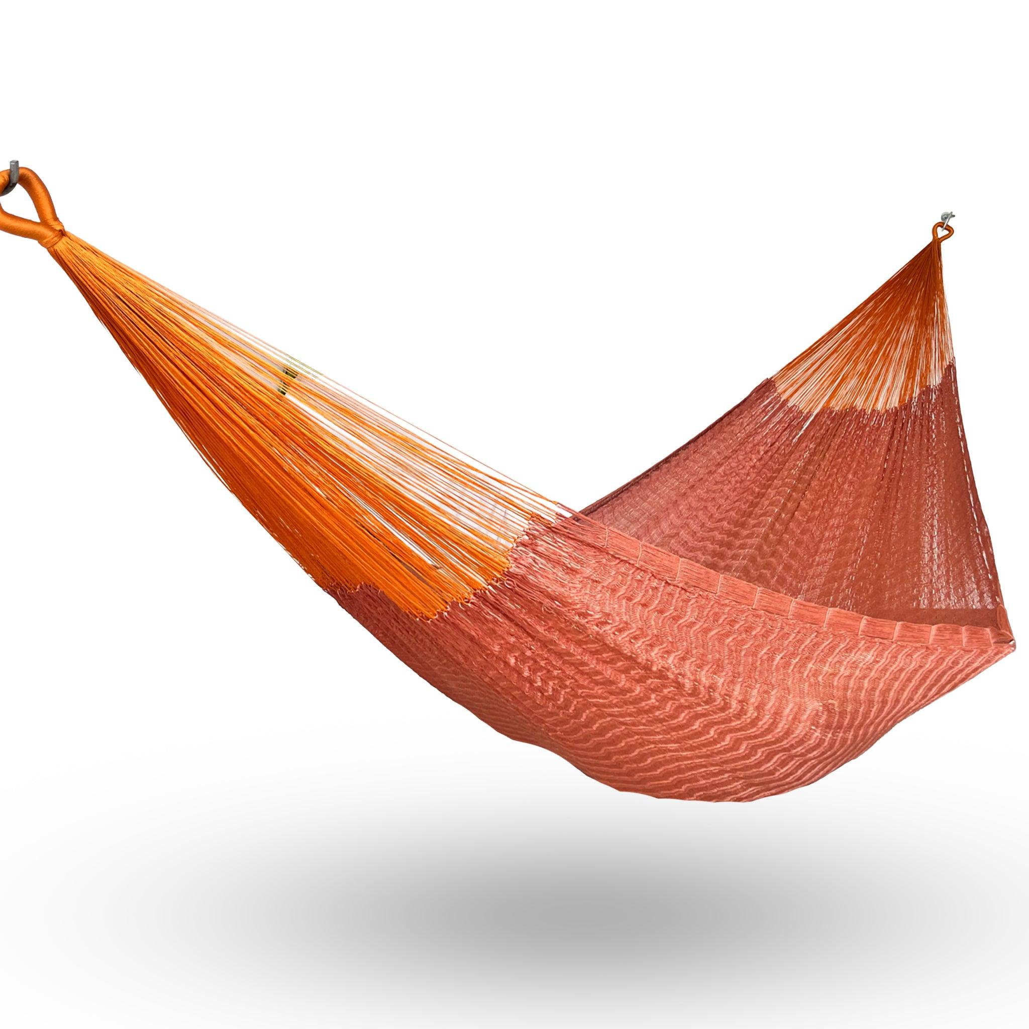 Hamaca artesanal Yucateca de nylon color naranja colgada y abierta