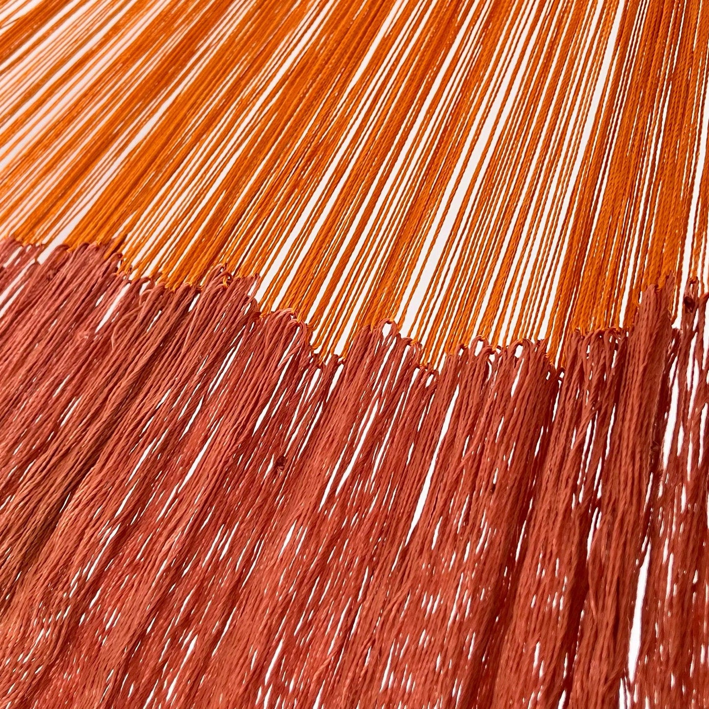 Unión entre cuerpo y brazo de hamaca artesanal Yucateca de nylon color naranja