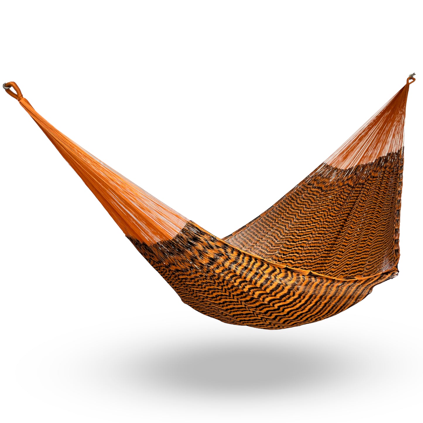 Hamaca artesanal Yucateca de nylon color naranja y negro colgada y abierta