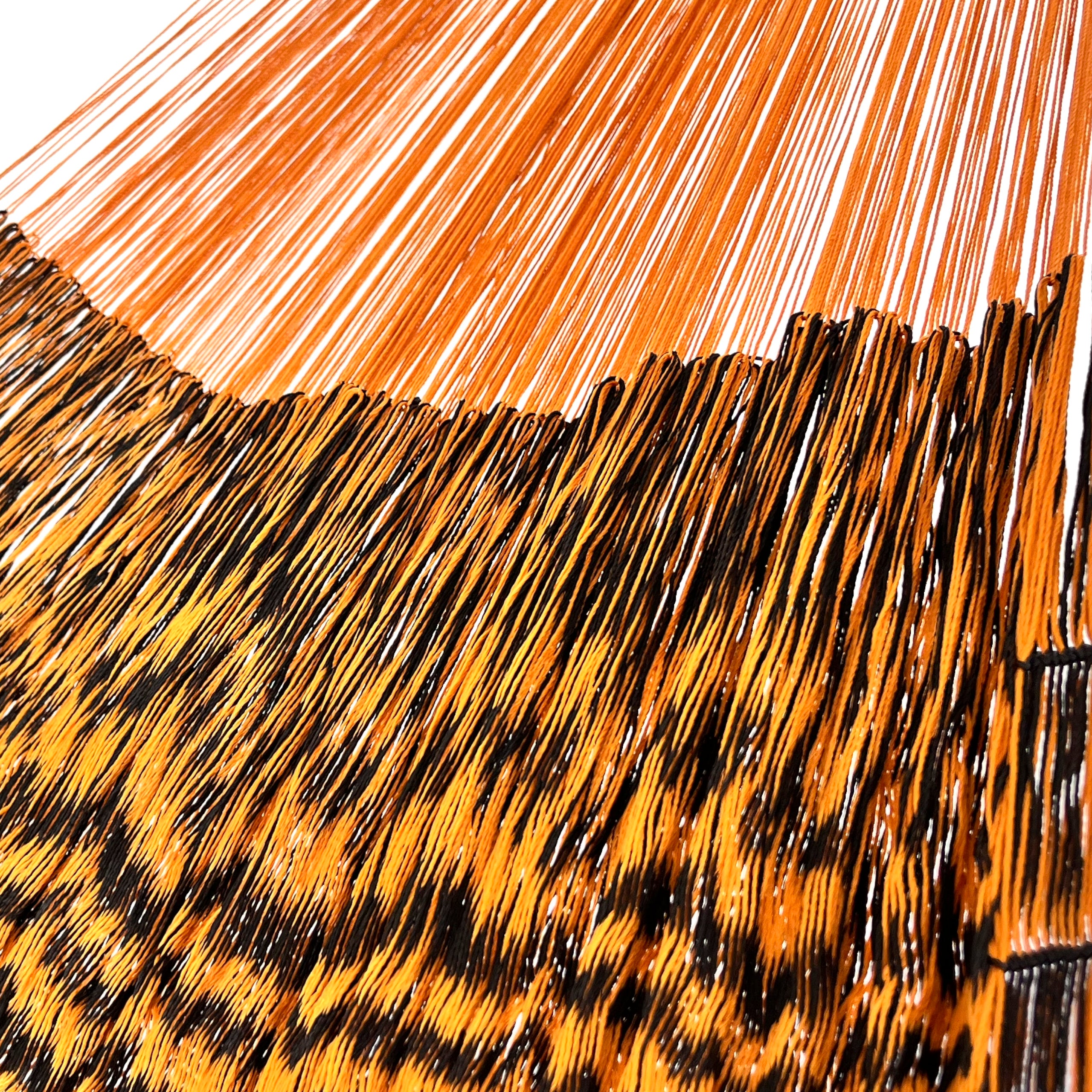Unión entre cuerpo y brazo de hamaca artesanal Yucateca de nylon color naranja y negro