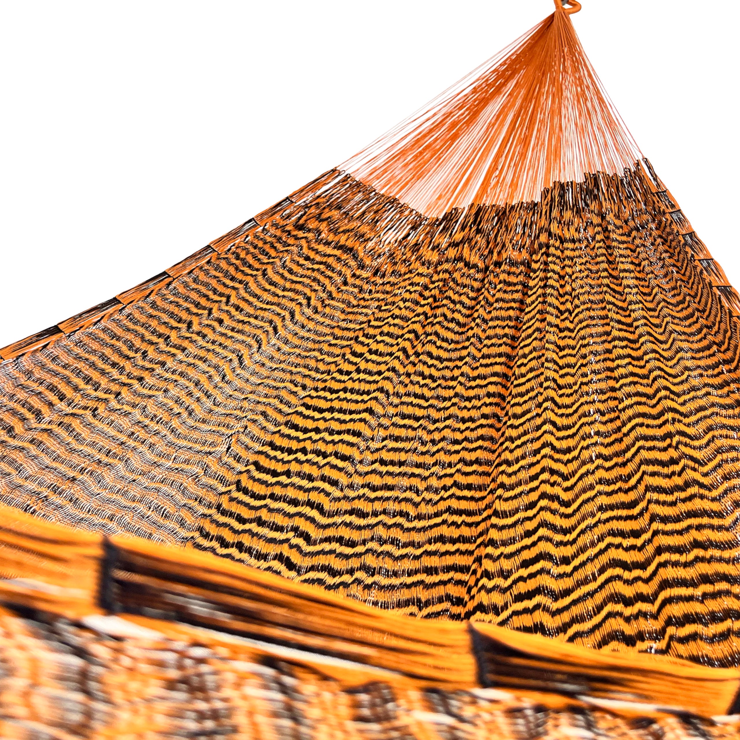 Interior mostrando brazo y tejido de hamaca artesanal Yucateca de nylon color naranja y negro