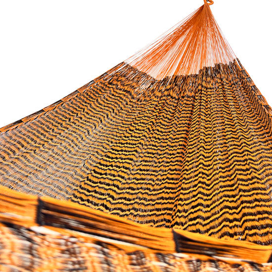 Interior mostrando brazo y tejido de hamaca artesanal Yucateca de nylon color naranja y negro