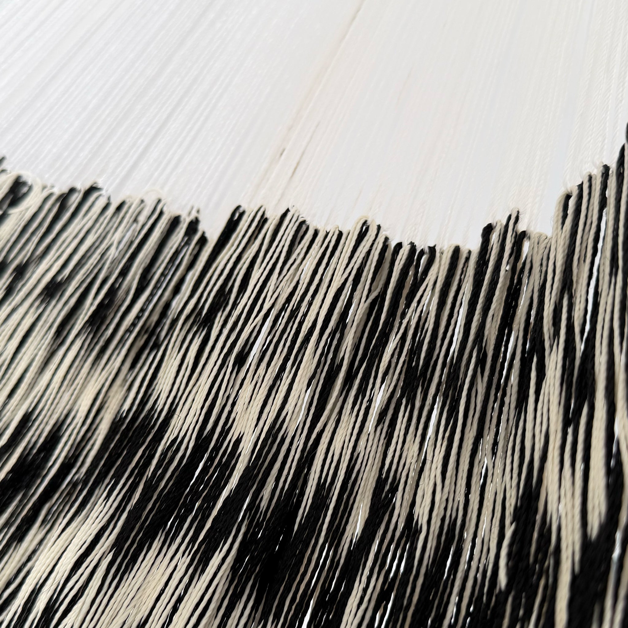 Unión entre cuerpo y brazo de hamaca artesanal Yucateca de nylon color negro y blanco