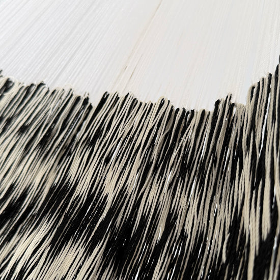 Unión entre cuerpo y brazo de hamaca artesanal Yucateca de nylon color negro y blanco