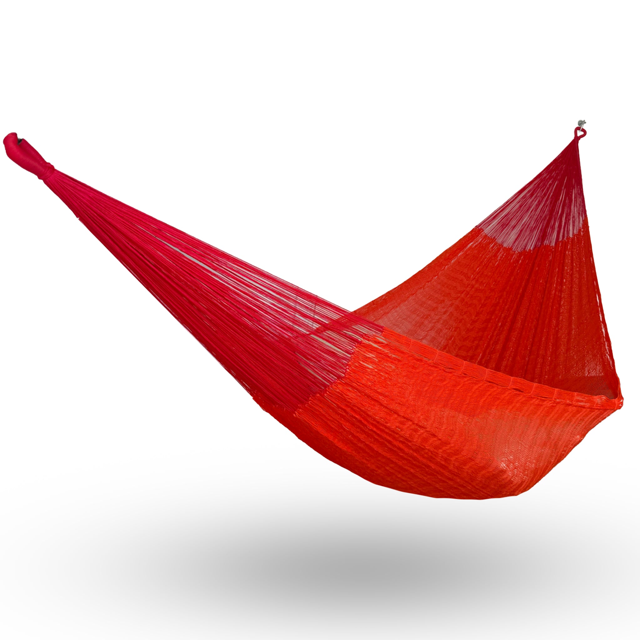 Hamaca artesanal Yucateca de nylon color rojo colgada y abierta