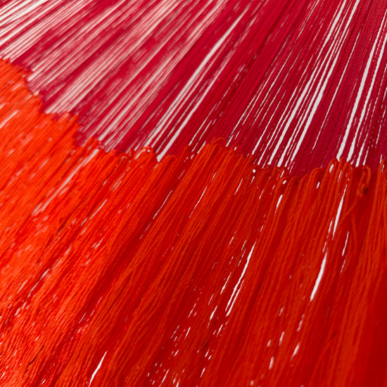 Unión entre cuerpo y brazo de hamaca artesanal Yucateca de nylon color rojo