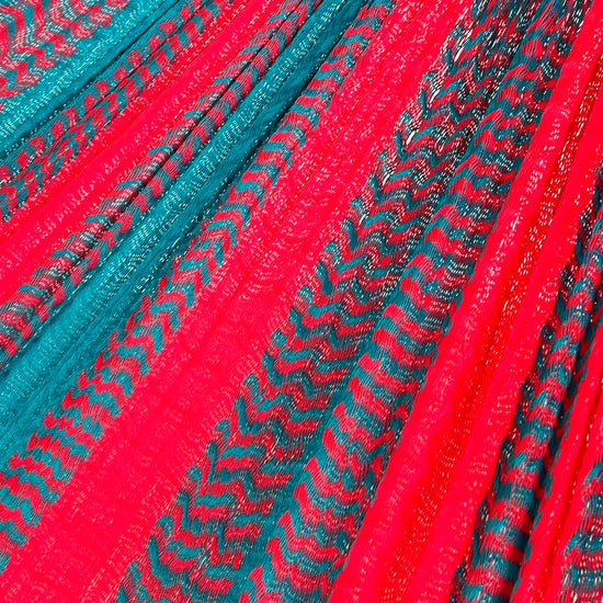 Detalle del tejido de nylon de la hamaca artesanal Yucateca rojo y azul