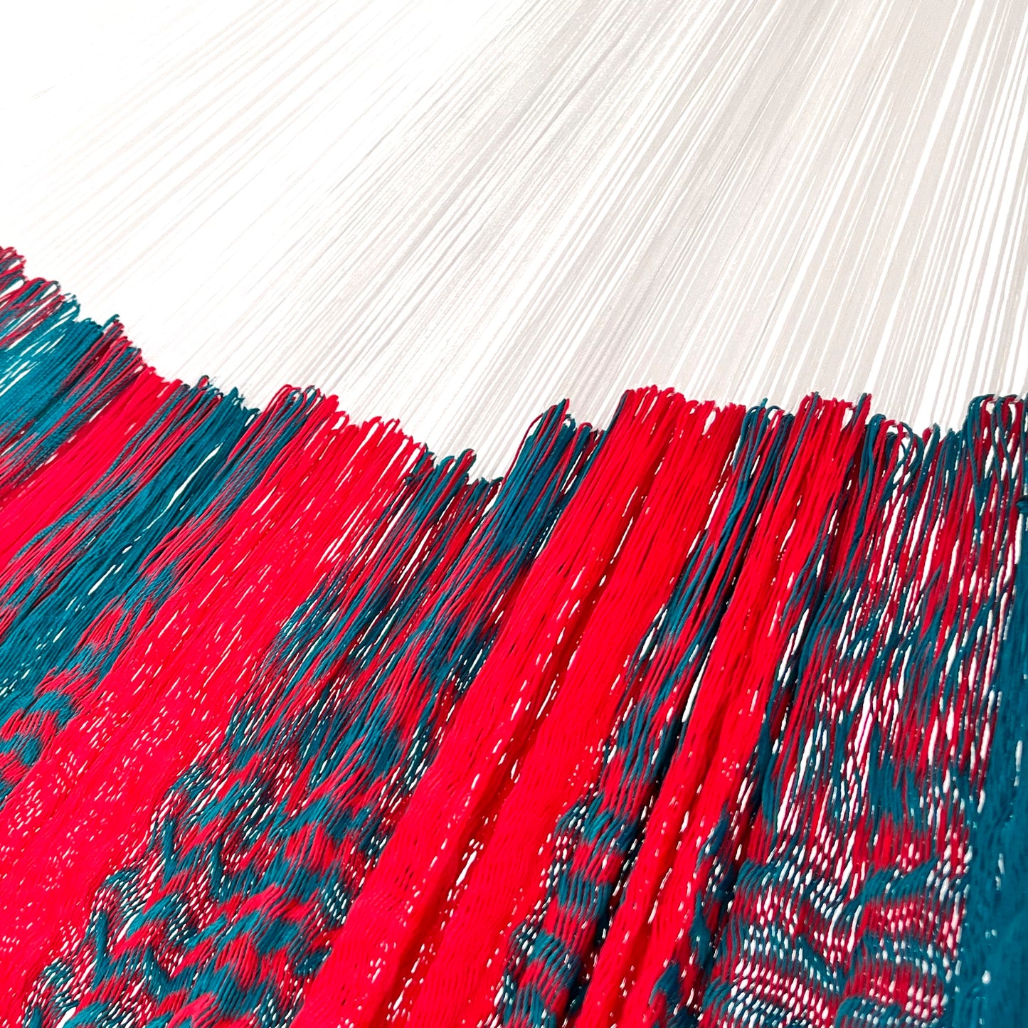 Unión entre cuerpo y brazo de hamaca artesanal Yucateca de nylon color rojo y azul