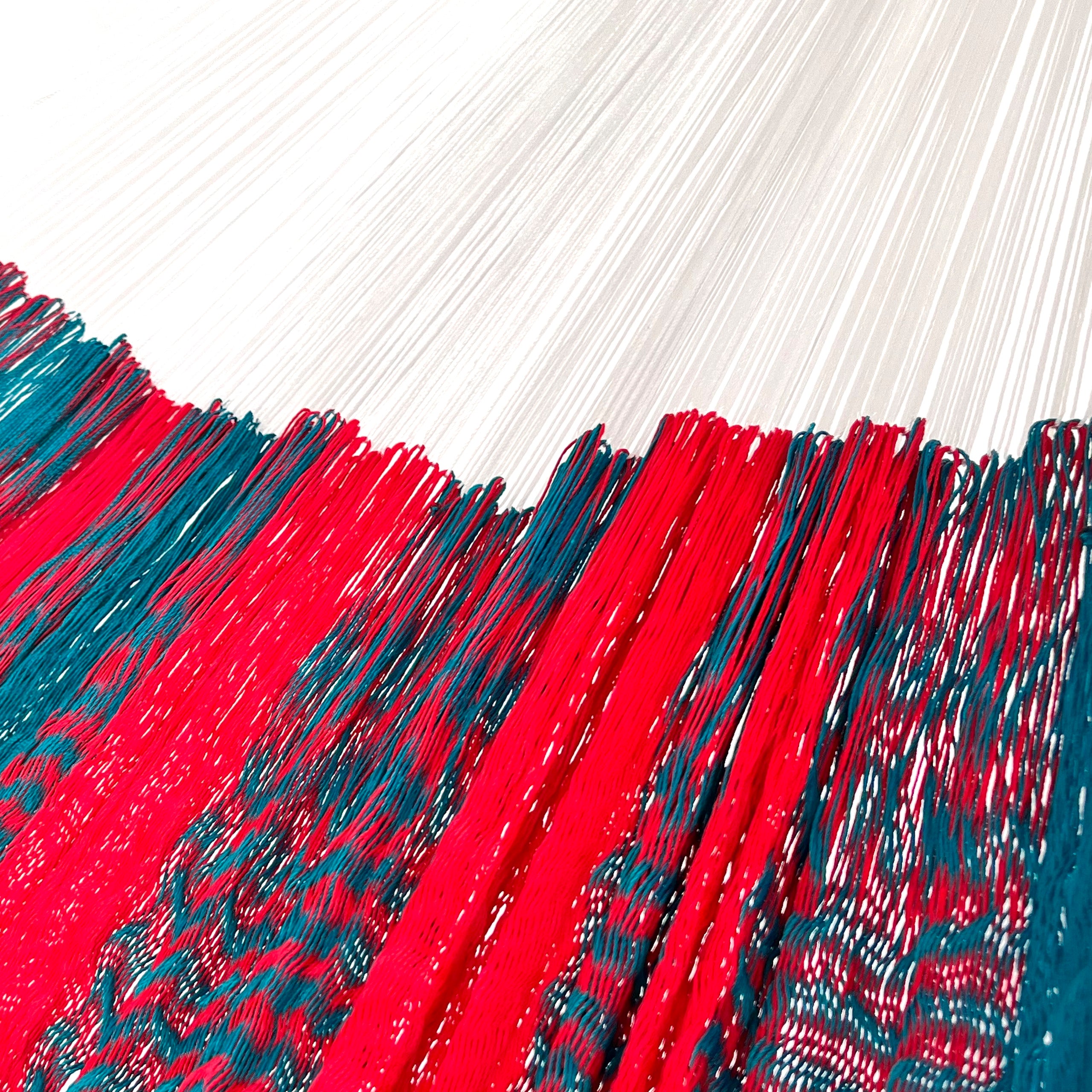 Unión entre cuerpo y brazo de hamaca artesanal Yucateca de nylon color rojo y azul