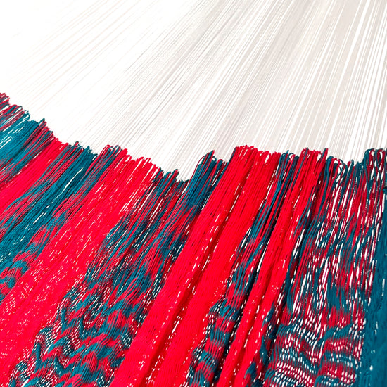 Unión entre cuerpo y brazo de hamaca artesanal Yucateca de nylon color rojo y azul