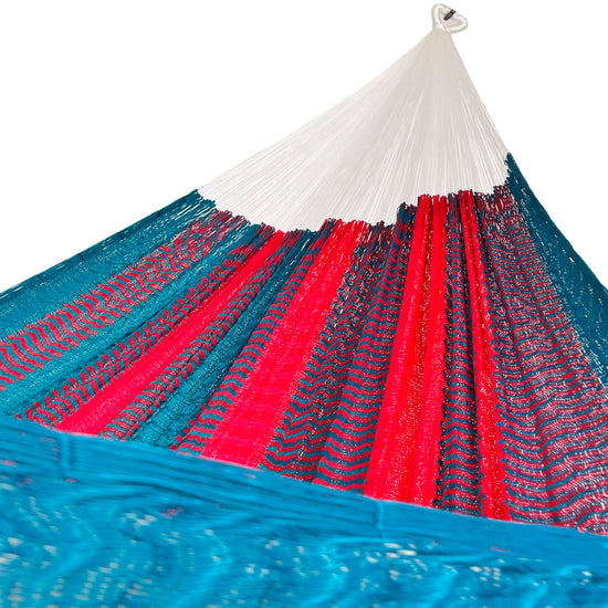 Interior mostrando brazo y tejido de hamaca artesanal Yucateca de nylon color rojo y azul