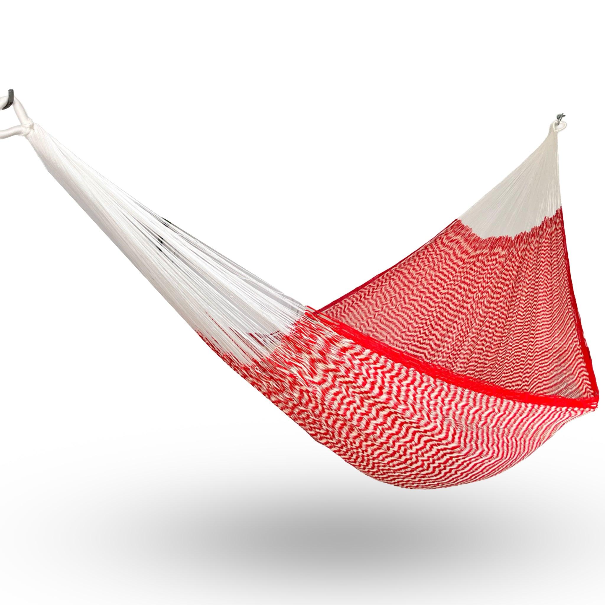 Hamaca artesanal Yucateca de nylon color rojo y blanco colgada y abierta